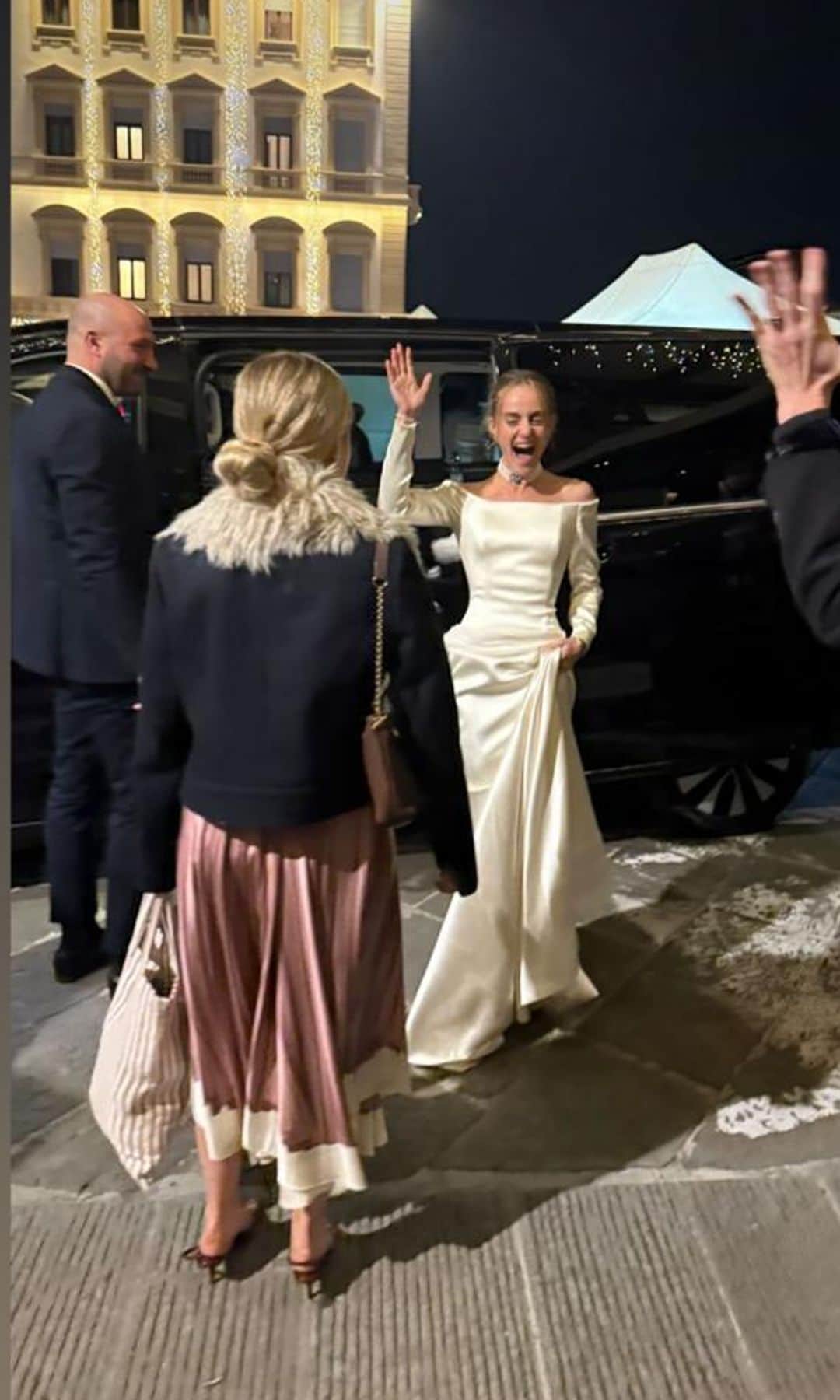 Azzi Agnelli, muy divertida, saliendo del coche