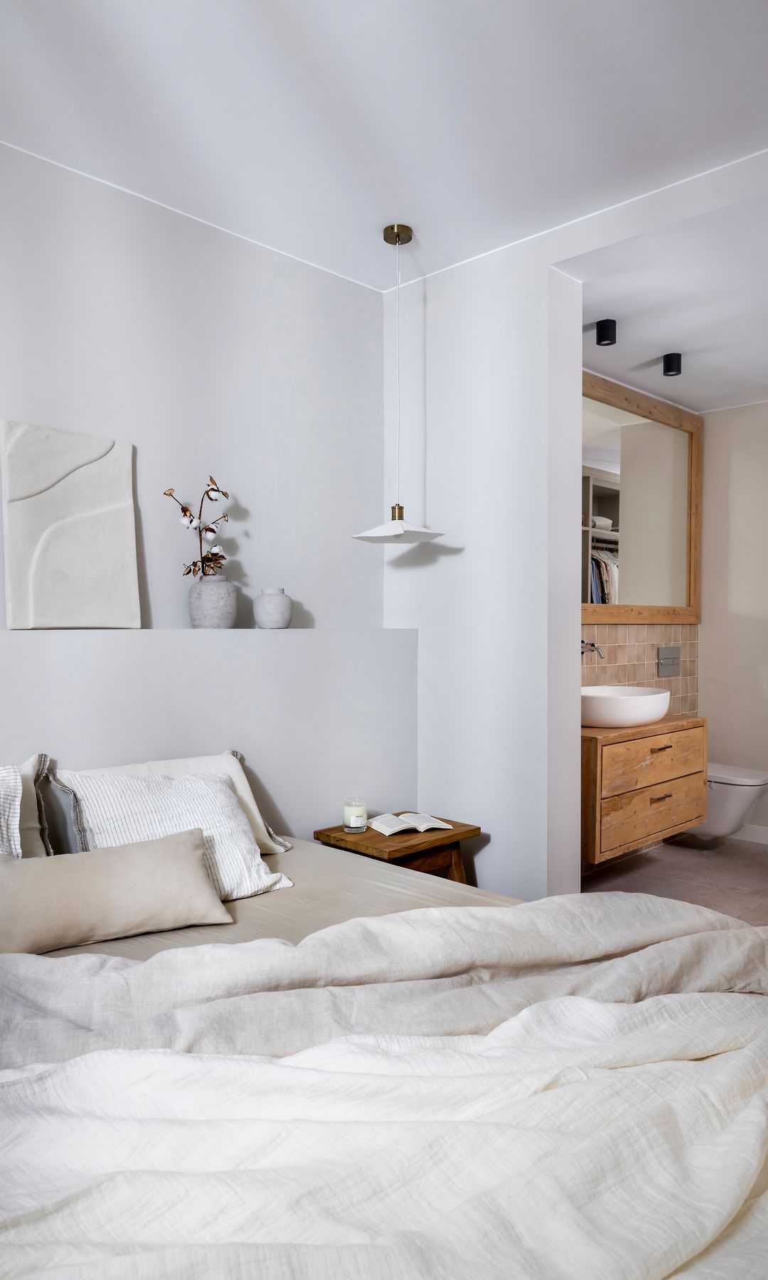 Dormitorio con acceso al baño