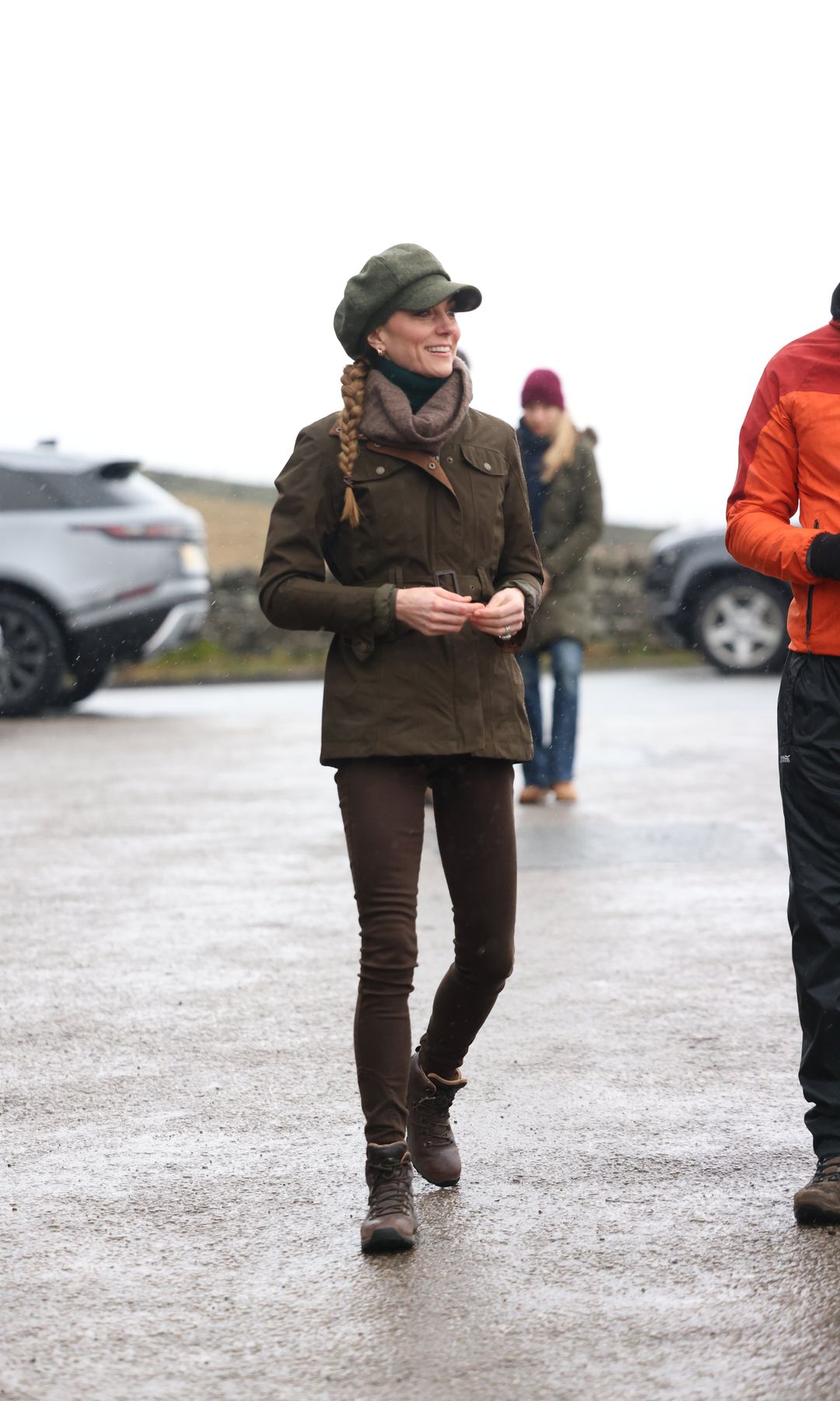 Kate Middleton se une a Mind Over Mountains, una organización benéfica que ofrece apoyo profesional en salud mental a través de experiencias terapéuticas al aire libre, durante una caminata de bienestar acompañada en el Parque Nacional del Peak District, el 27 de enero de 2026, cerca de Curbar, Inglaterra. La princesa de Gales visitó el norte de Inglaterra para destacar cómo la comunidad, la naturaleza y la creatividad pueden ayudar a quienes enfrentan traumas, aislamiento y problemas de salud mental.