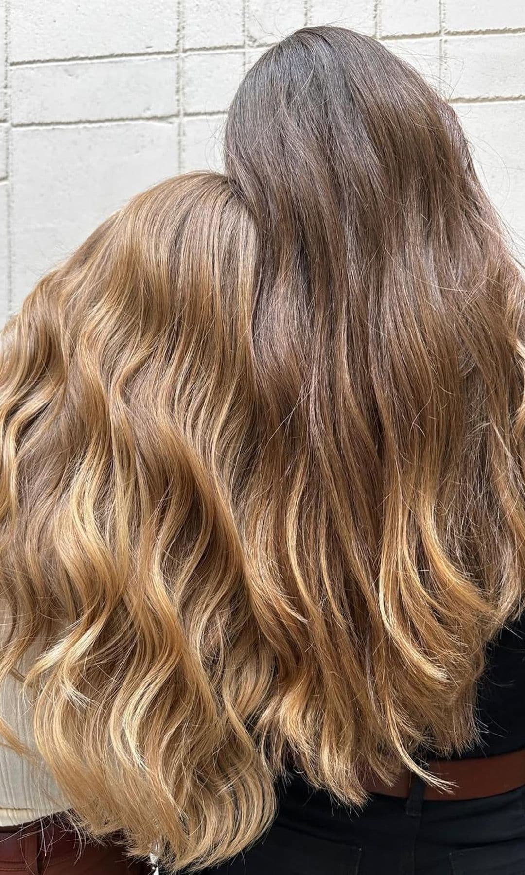 Melanie Kroll y una amiga con el pelo largo de espaldas