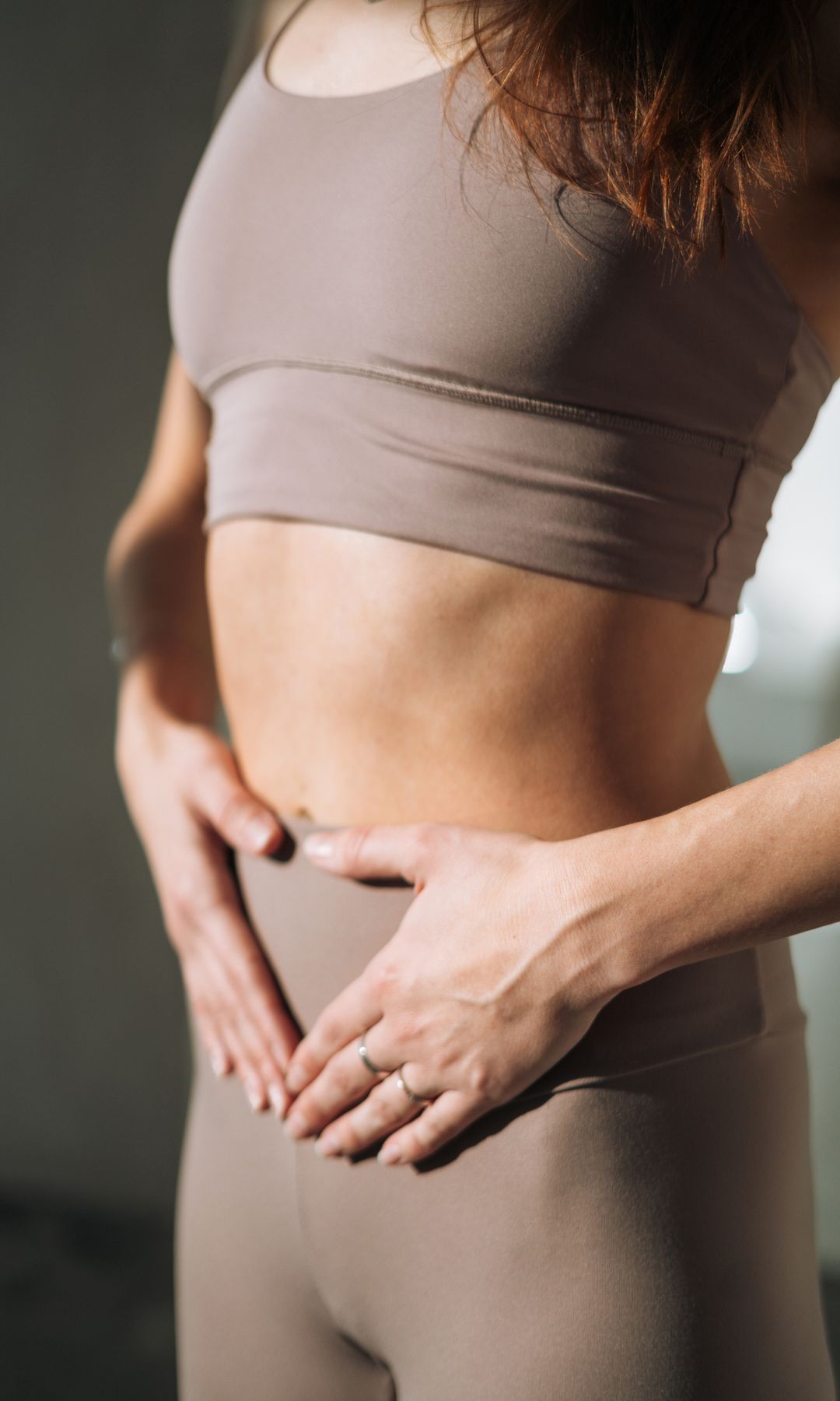 Mujer afectada por permeabilidad intestinal