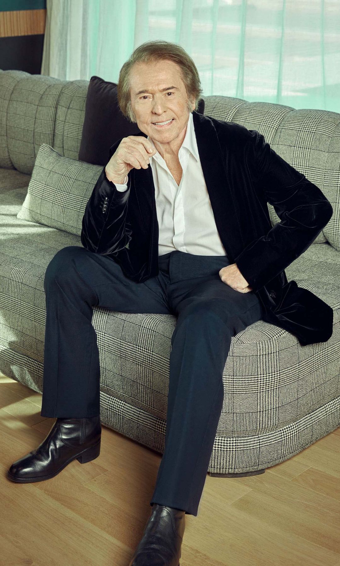 En junio, el 15, en Mérida, Raphael regresó a los escenarios. Y aunque ahora sale para Las Vegas, la gira continuará después por toda España: Zaragoza, Bilbao, Madrid, Granada, Barcelona, Bilbao, Murcia, Albacete y… otra vez Madrid. Diciembre de 2026. Una mecha inagotable