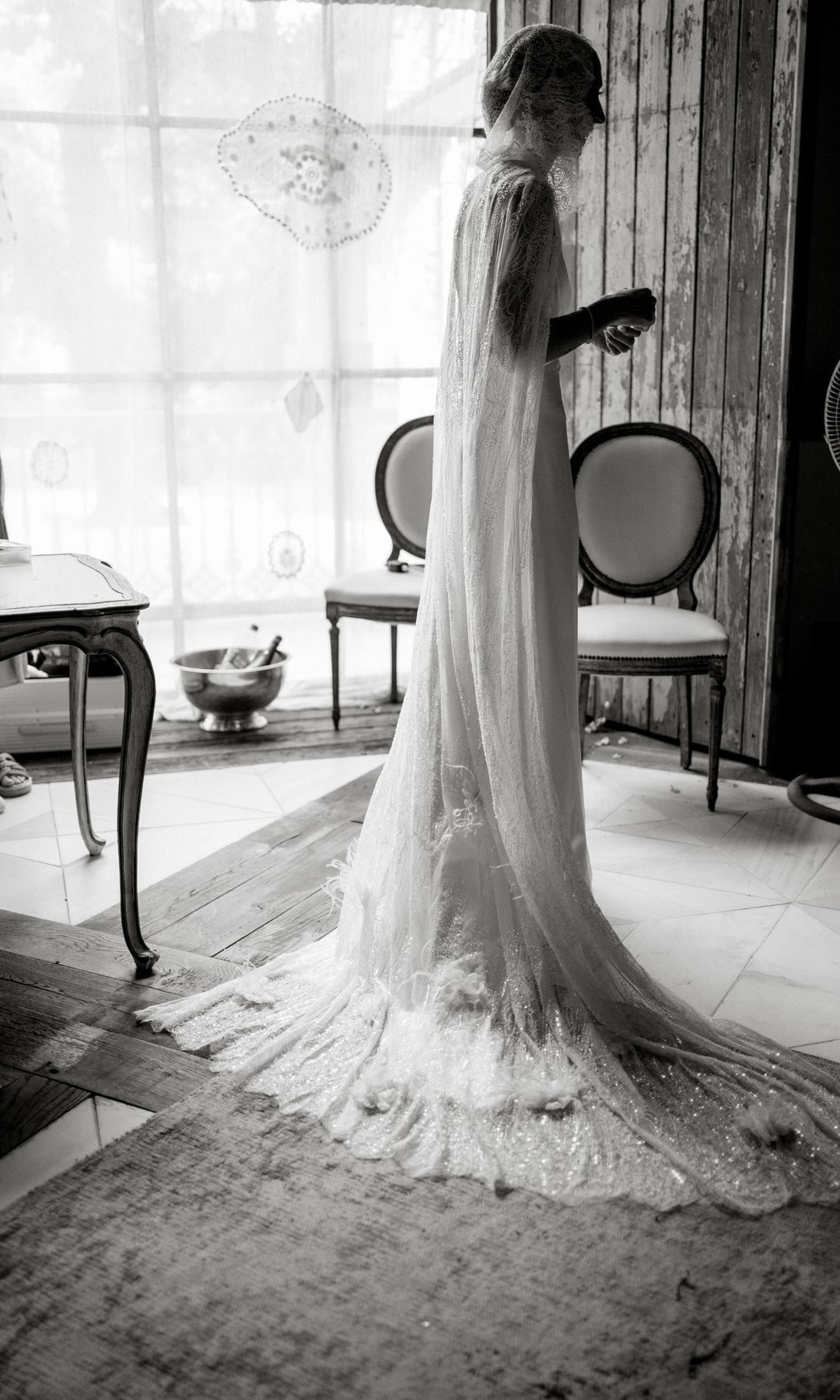 Capa de novia con encaje pedrería y lentejuelas