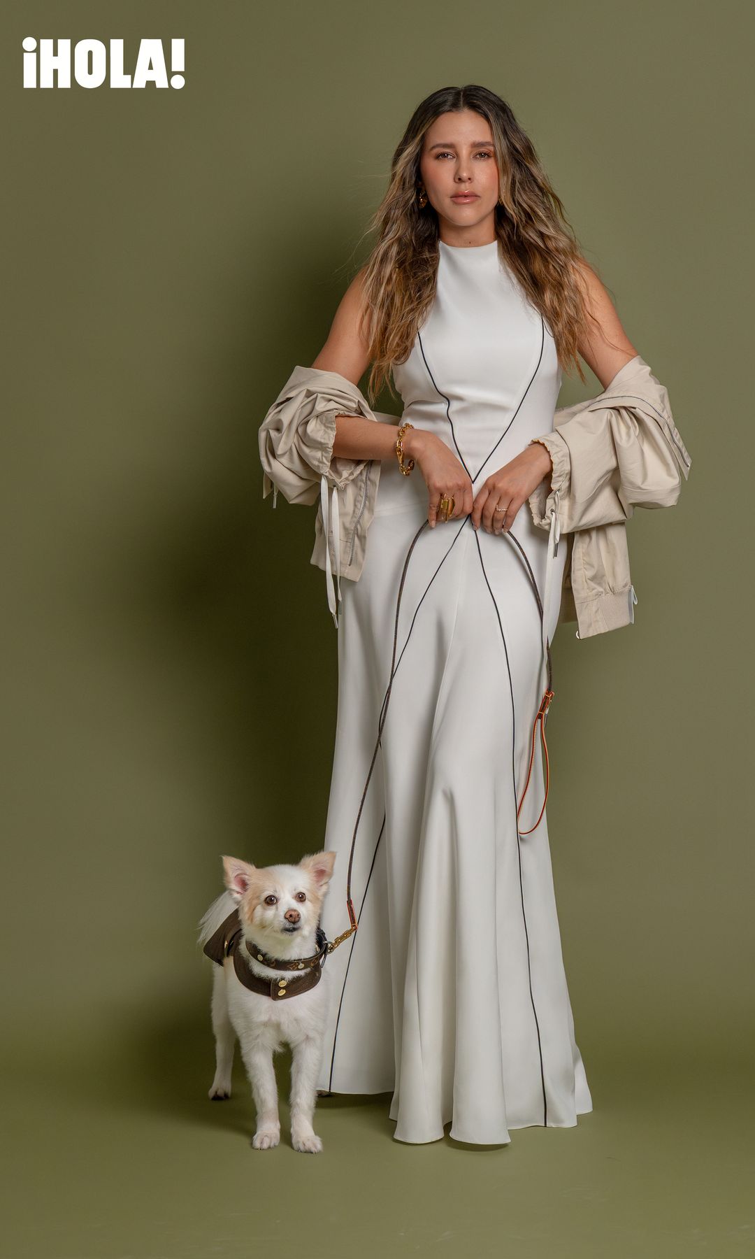 En esta imagen, Paulina posa con un vestido estructurado blanco, complementado con chaqueta beige y joyería de Louis Vuitton. A su lado, Mila deslumbra con arnés y correa de la firma.