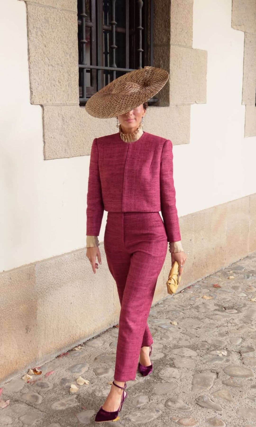 Look invitada de invierno con pantalón