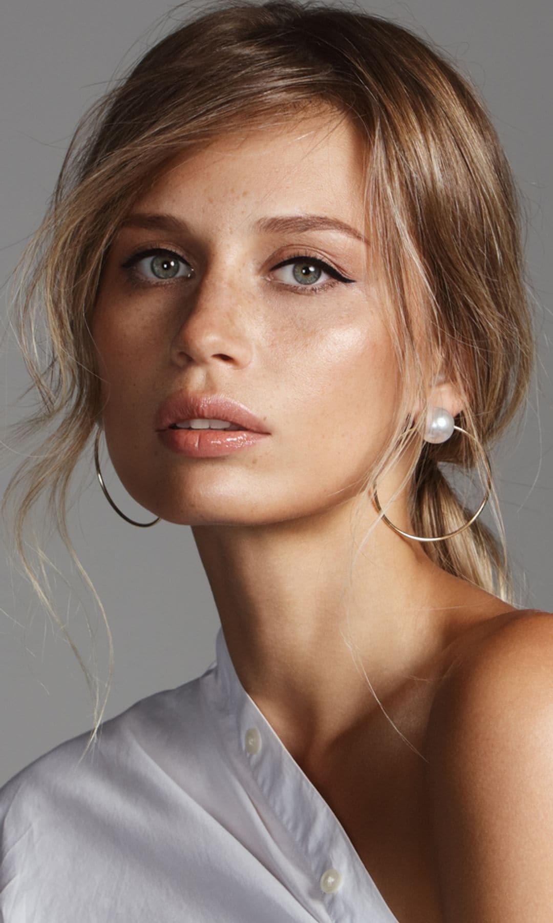 Mujer pelo rubio con top blanco y piel bonita