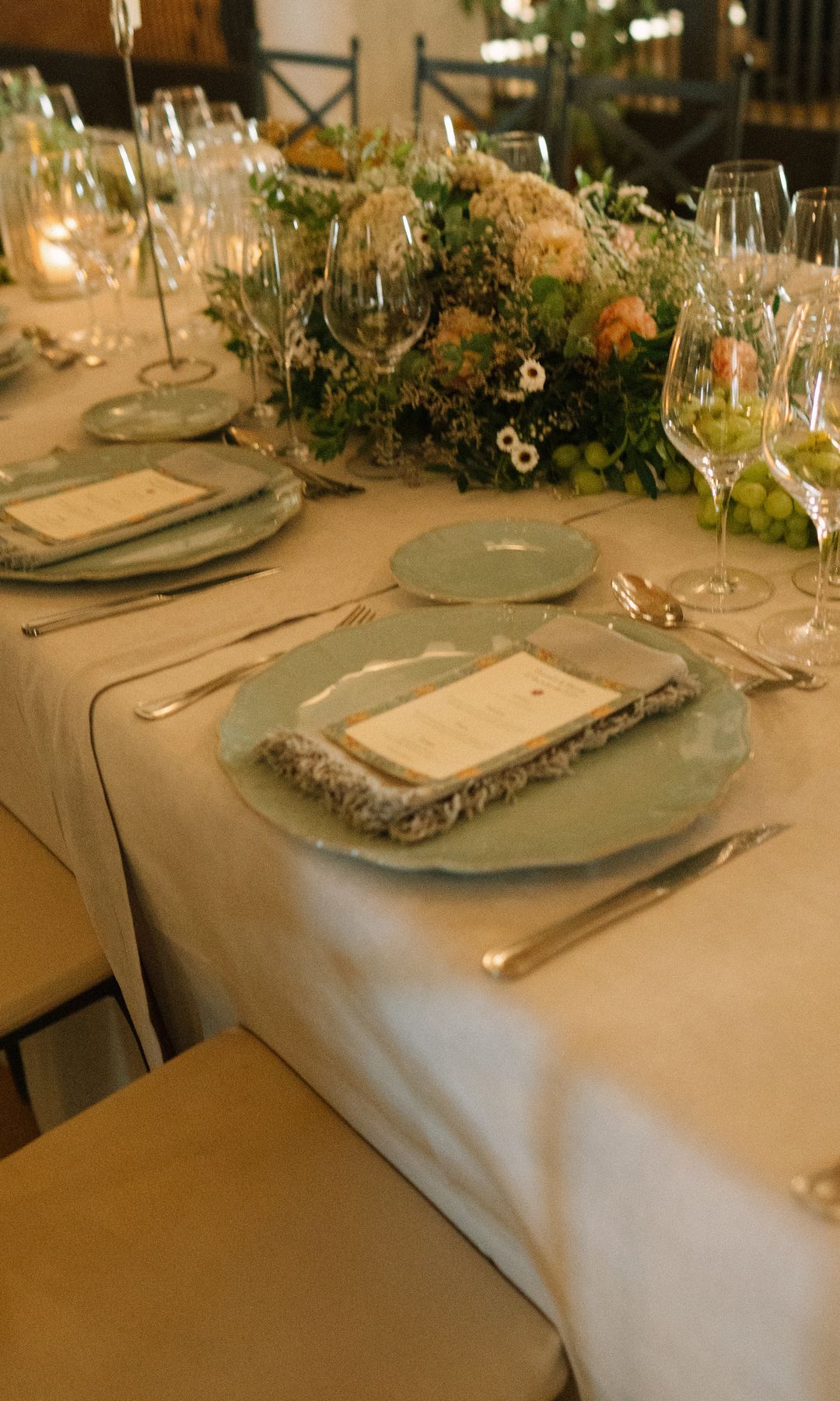 Vajilla en tonos verdes y decoración floral de la mesa de Artemisa