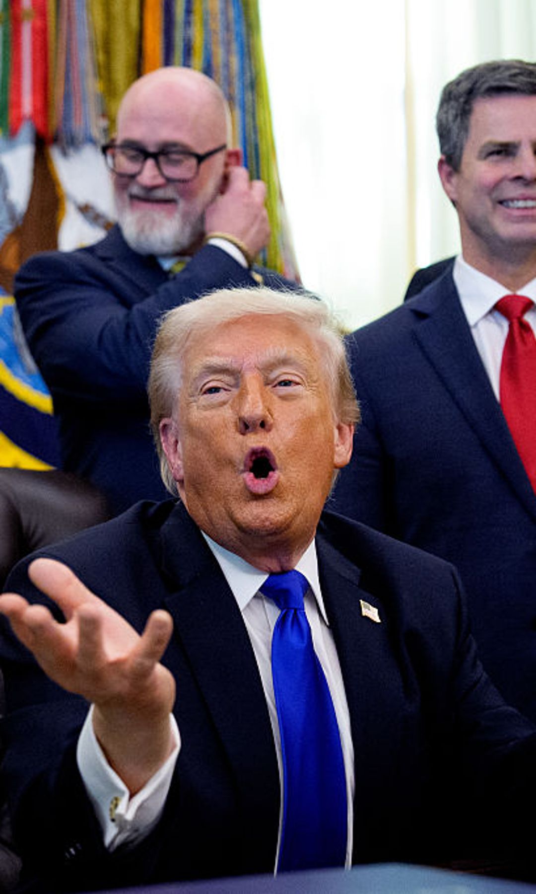 Donald Trump habla con los periodistas tras firmar órdenes ejecutivas en el Despacho Oval de la Casa Blanca 
