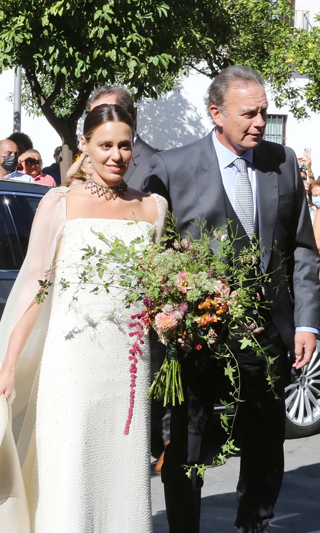 Claudia Osborne llegando a la iglesia del brazo de su padre, Bertín Osborne