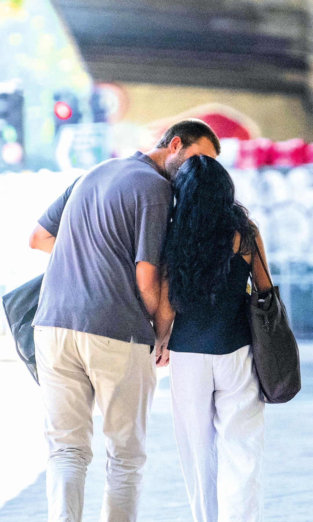 La pareja dándose un romántico beso