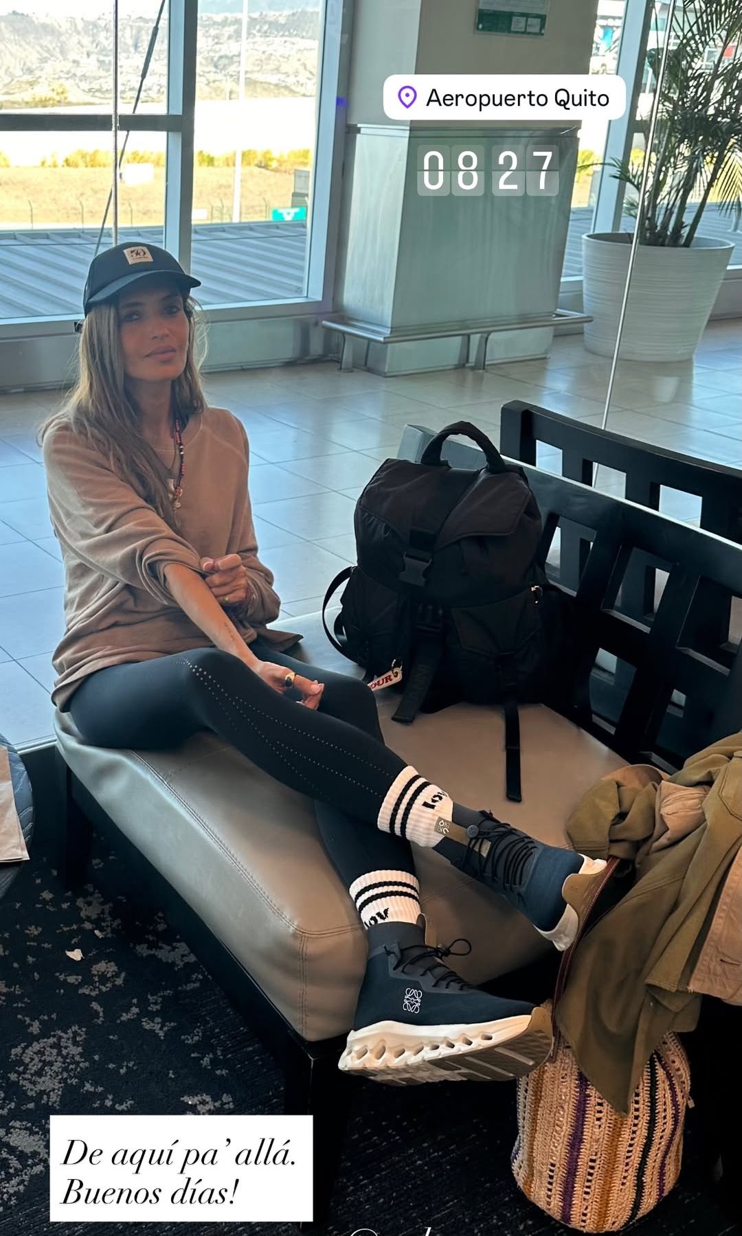 Sara Carbonero en el aeropuerto de Quito preparada para volar a la Amazonia ecuatoriana