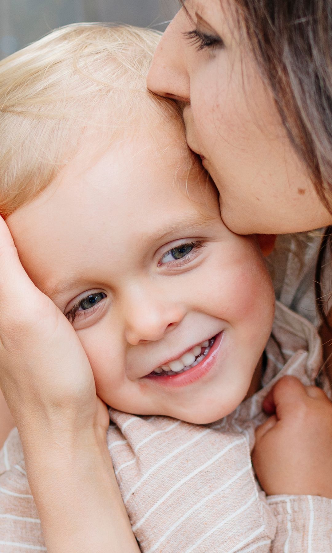 Madre abraza y besa a su hijo