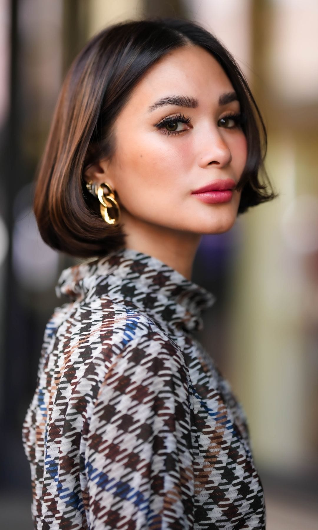 Mujer con cabello corto