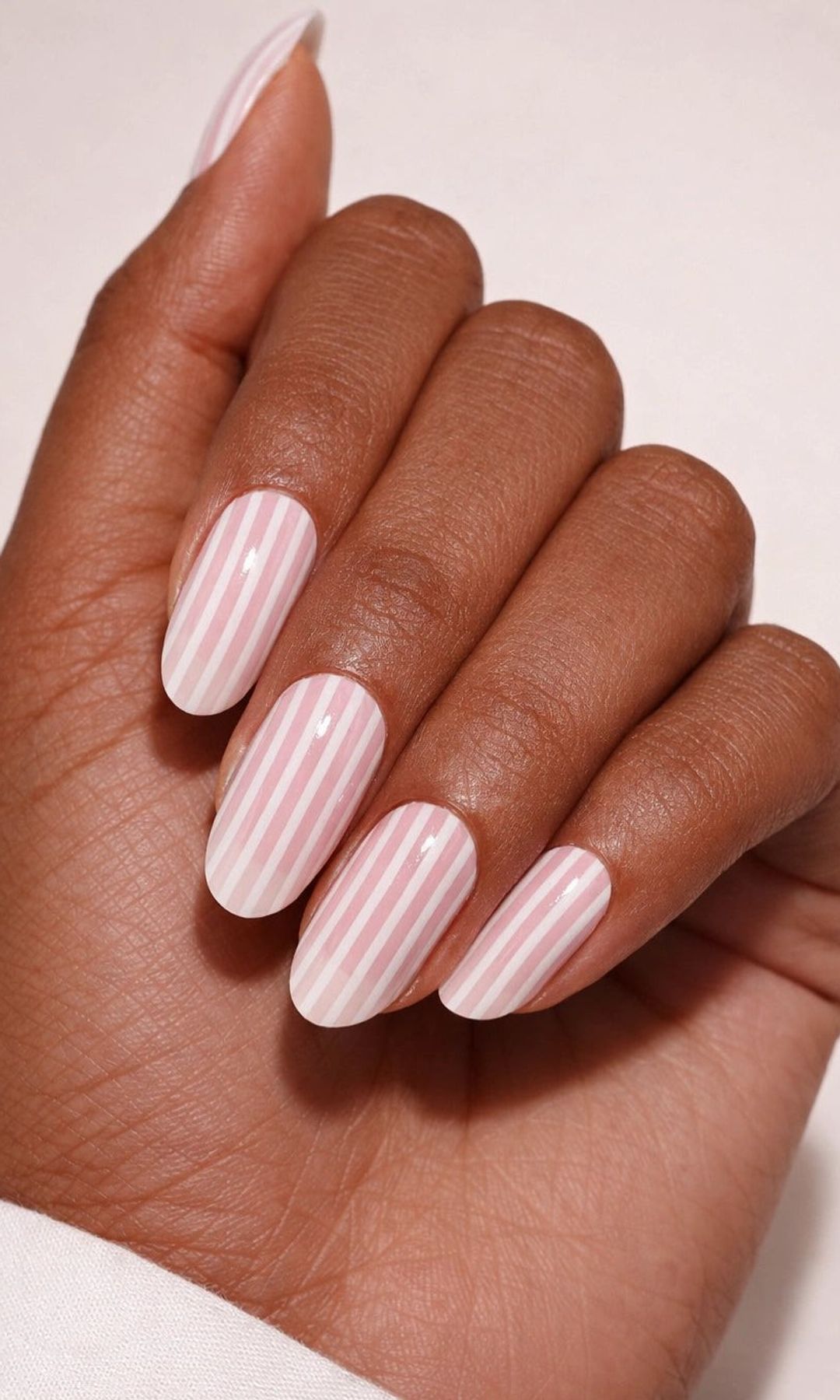 Manicura blanca de rayas