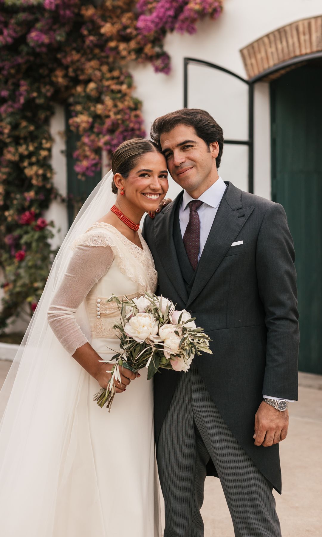 Boda de Marta Ovelar con vestido de Carmen Maza con encajes de su bisabuela antiguos