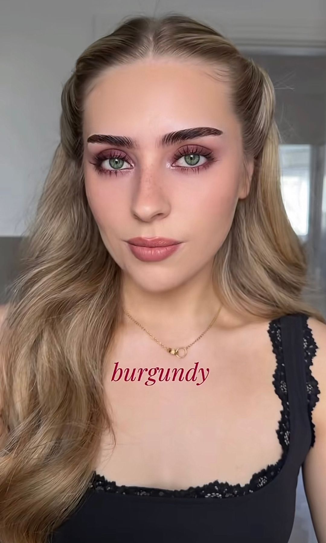 Maquillaje para ojos verdes en color burdeos