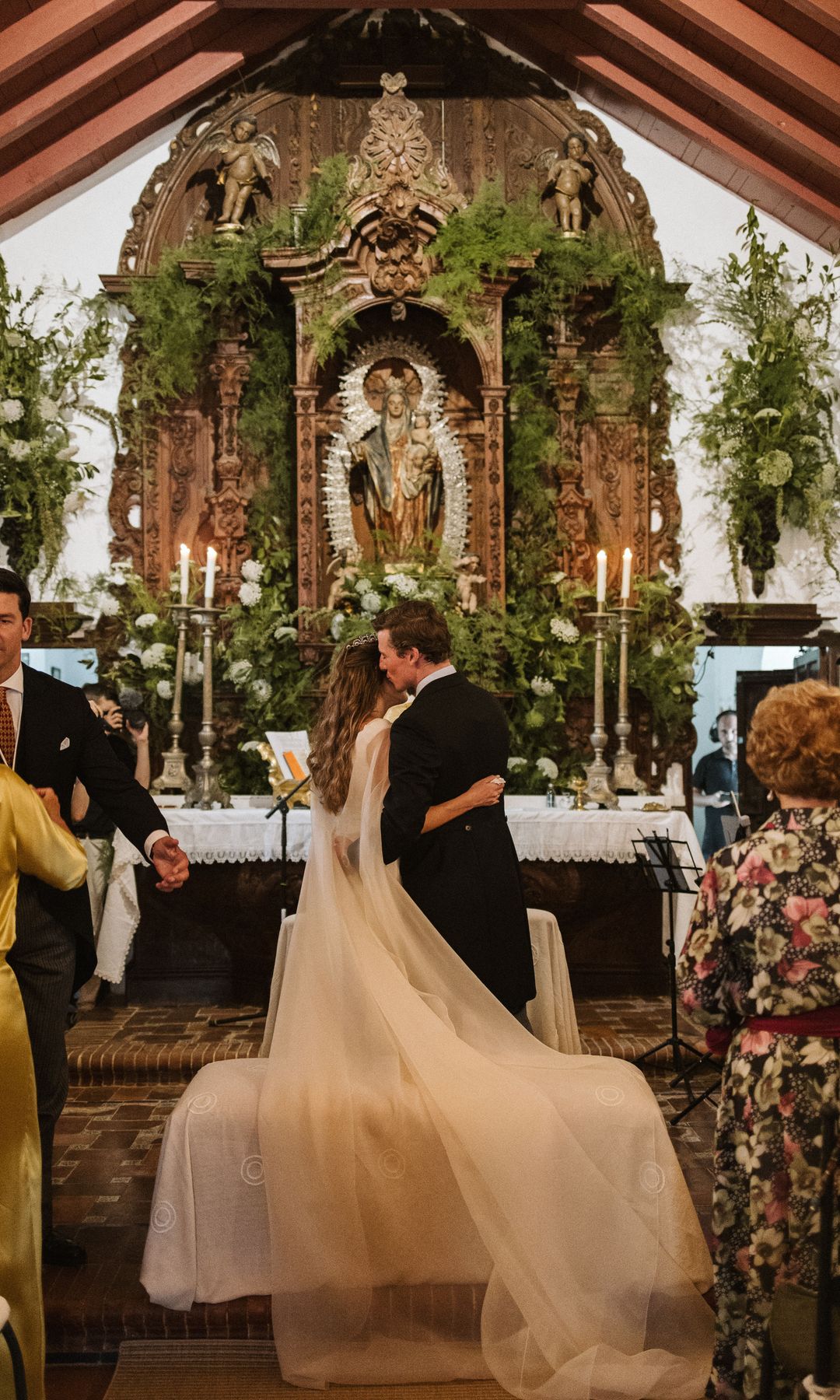 Los novios en el altar