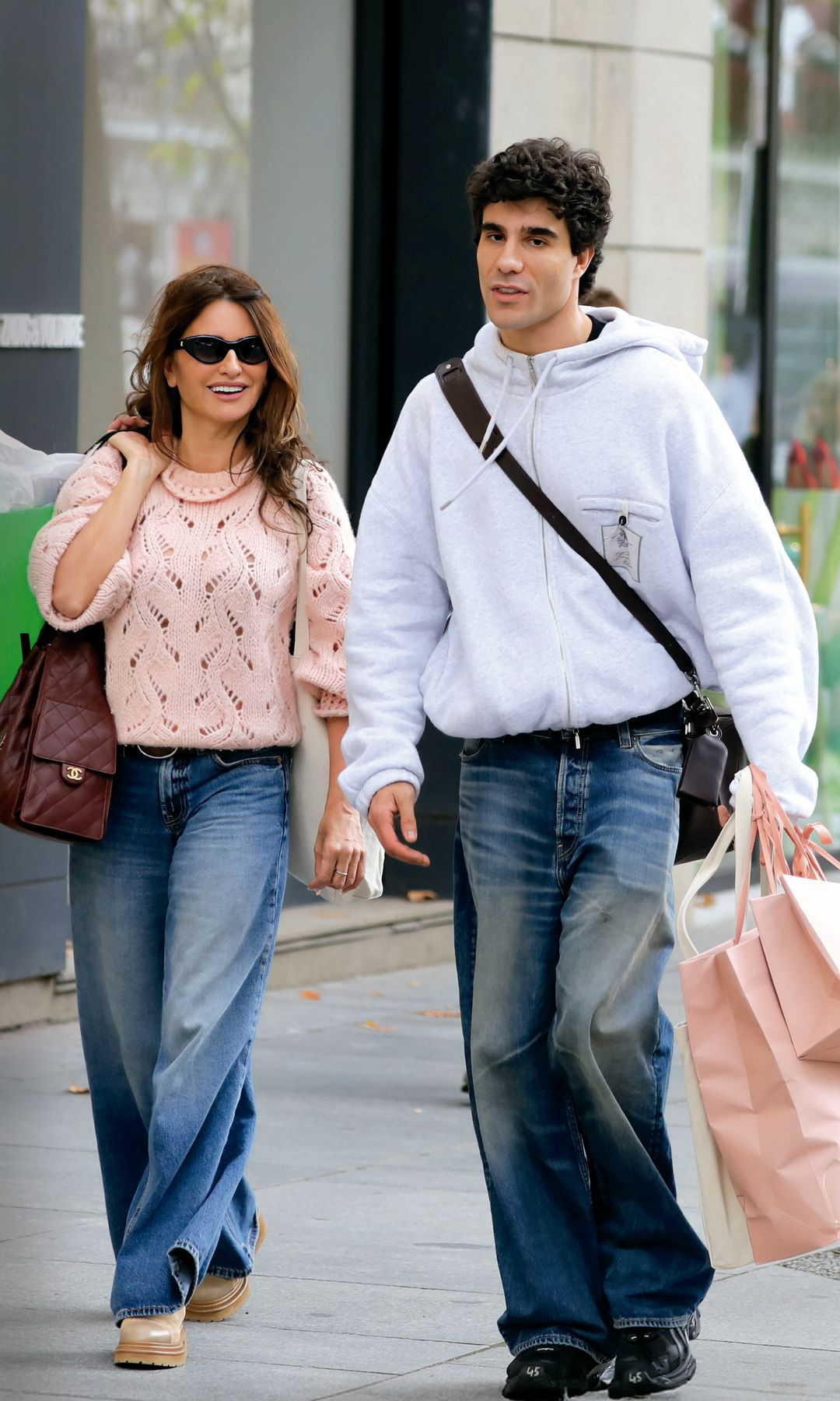 Penélope Cruz y Javier Calvo, de compras por la milla de oro madrileña