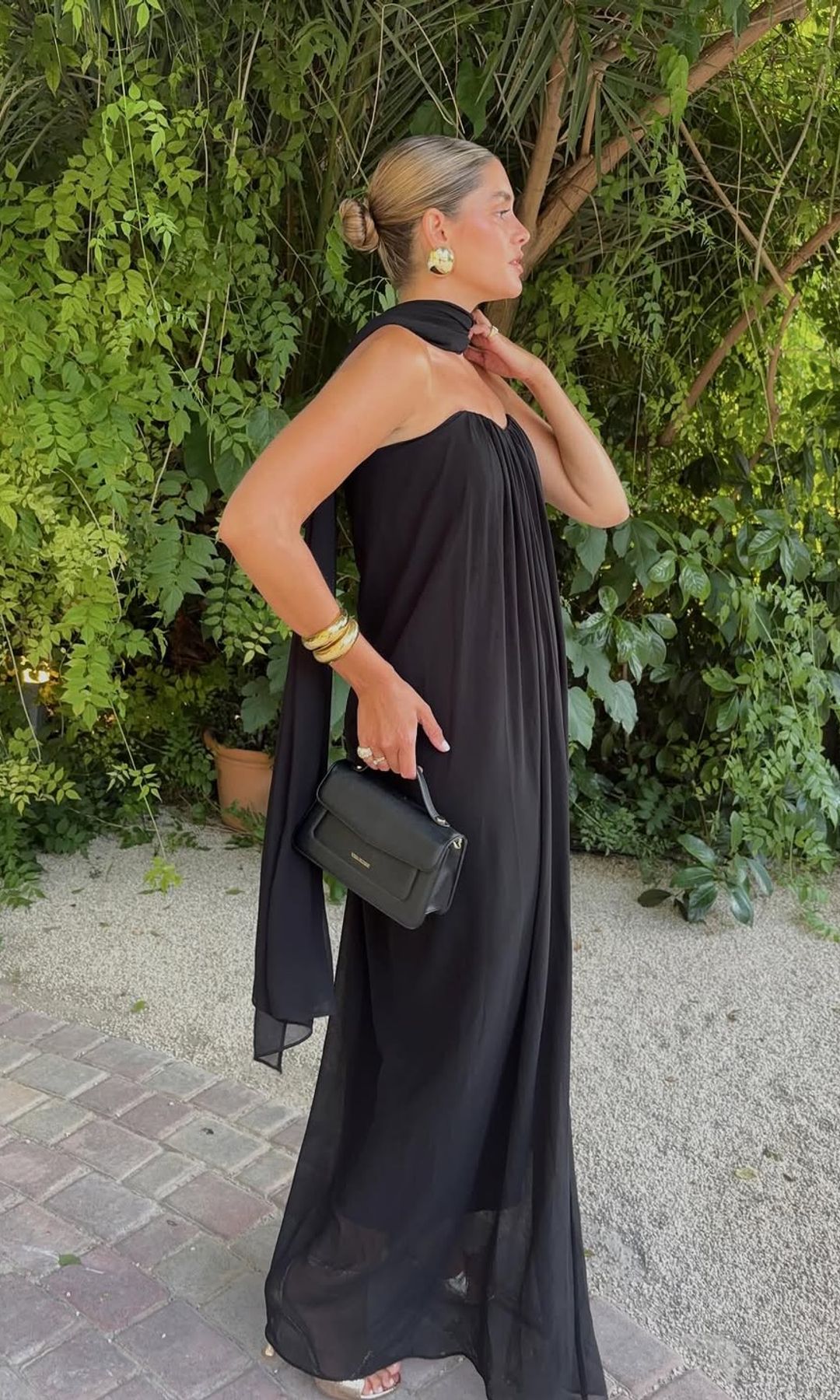 Paula Cremades con un vestido de invitada súper clásico.