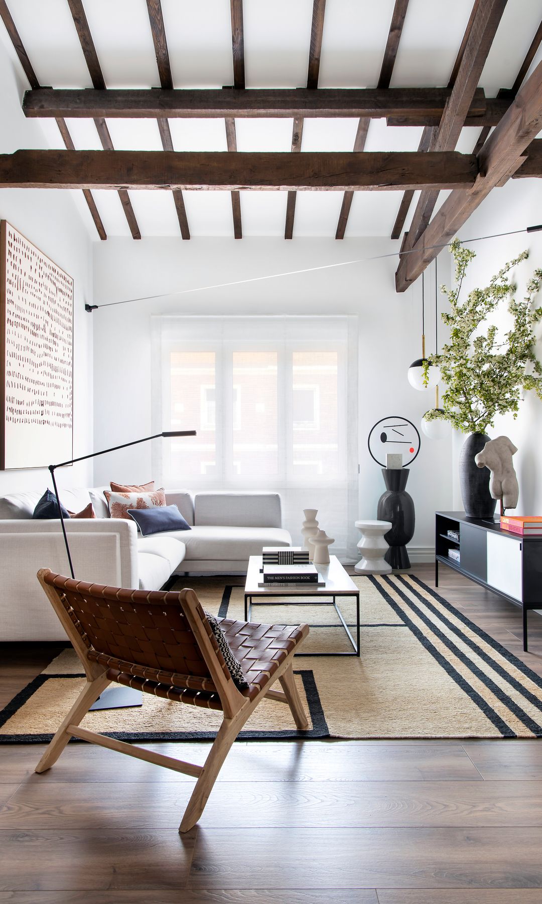 Salón con vigas de madera