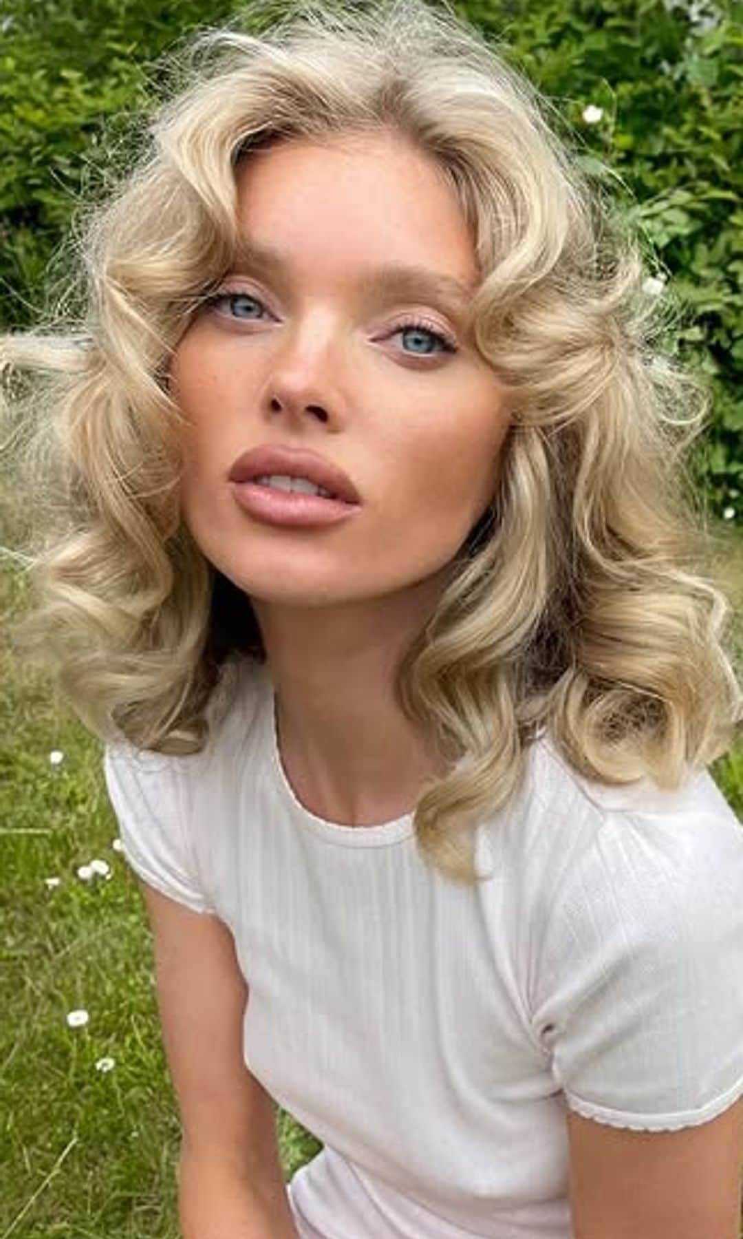 Elsa Hosk con conjunto blanco en un jardín