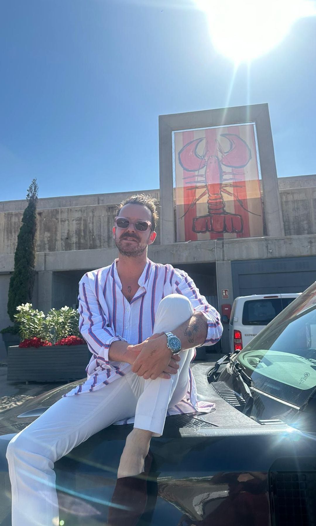 Aldo Comas posando delante de una de sus langostas