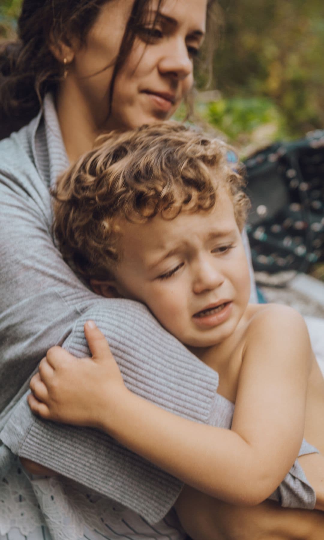 Madre consolando a su hijo tras una rabieta
