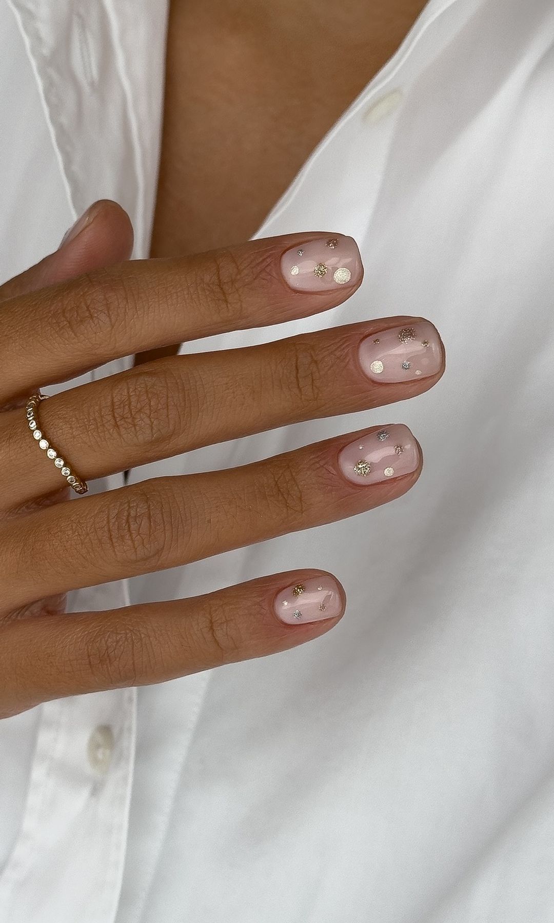 Manicura con lunares plateados