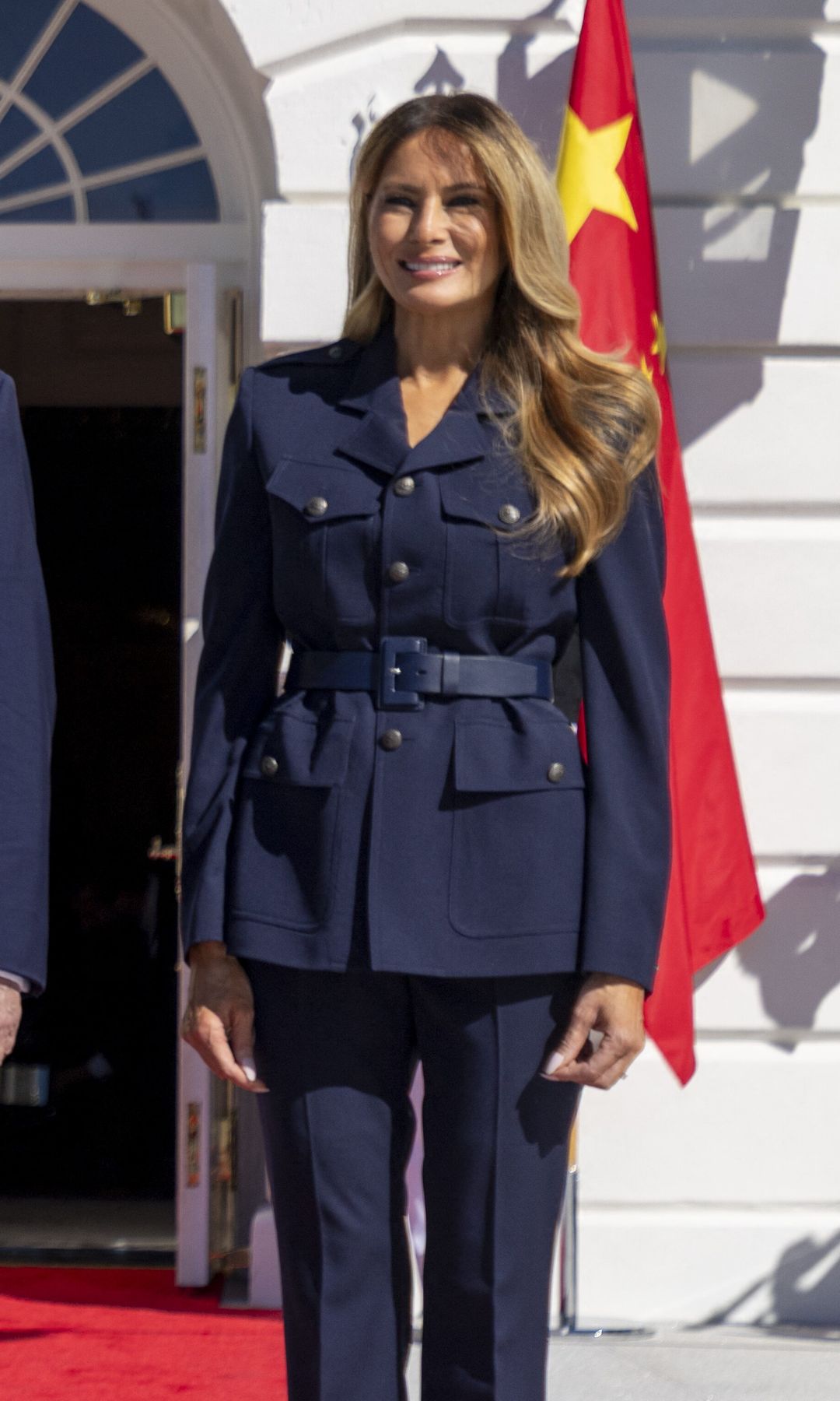 Melania Trump se pone los pantalones para recibir a Xi Jinping: el traje azul marino que convierte la sastrería en su particular uniforme de primera dama