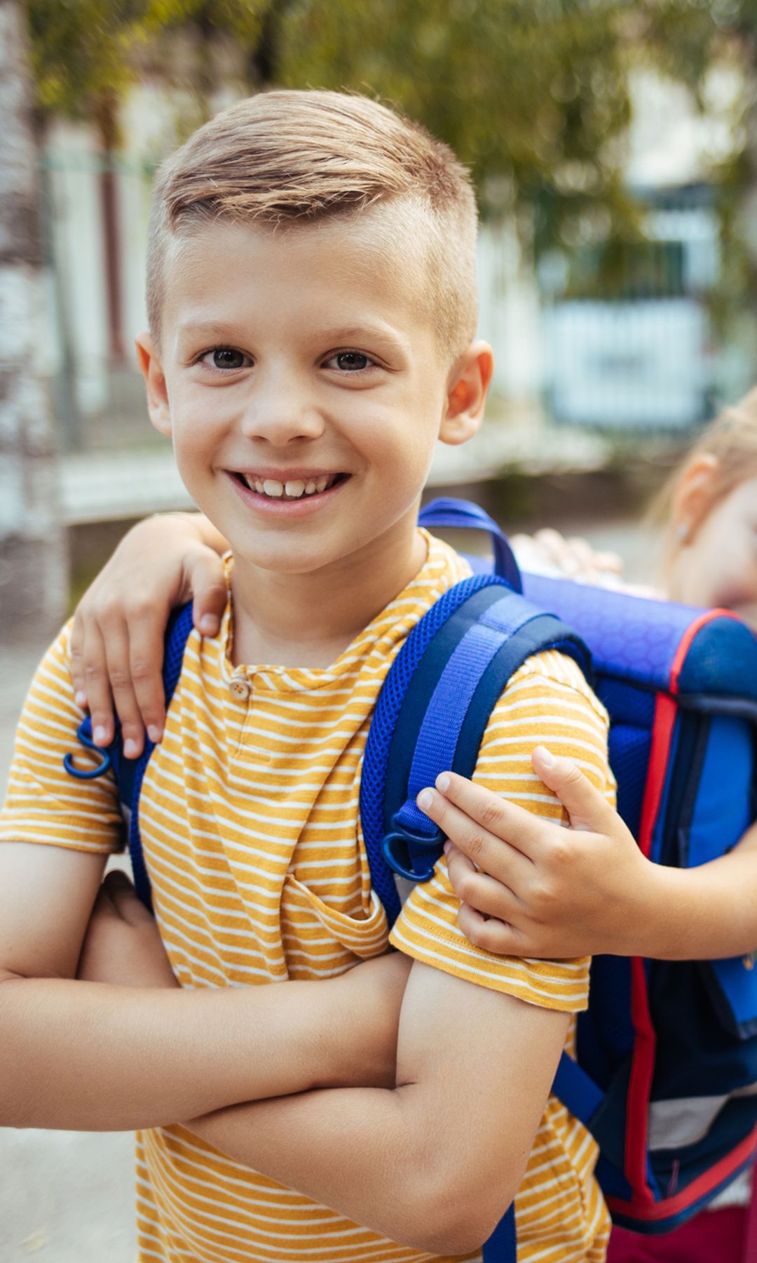 Grupo de amigos con la mochilas en la vuelta al colegio