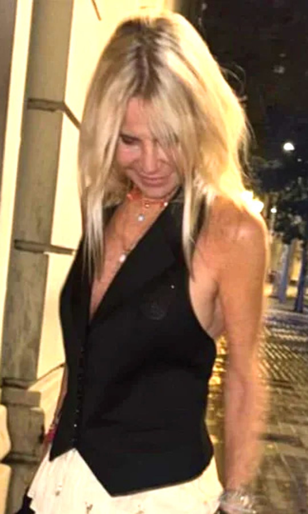 Eugenia Martínez de Irujo, toda una experta en moda: "Esta vez he combinado la falda de mi colección con un chaleco negro de smoking"