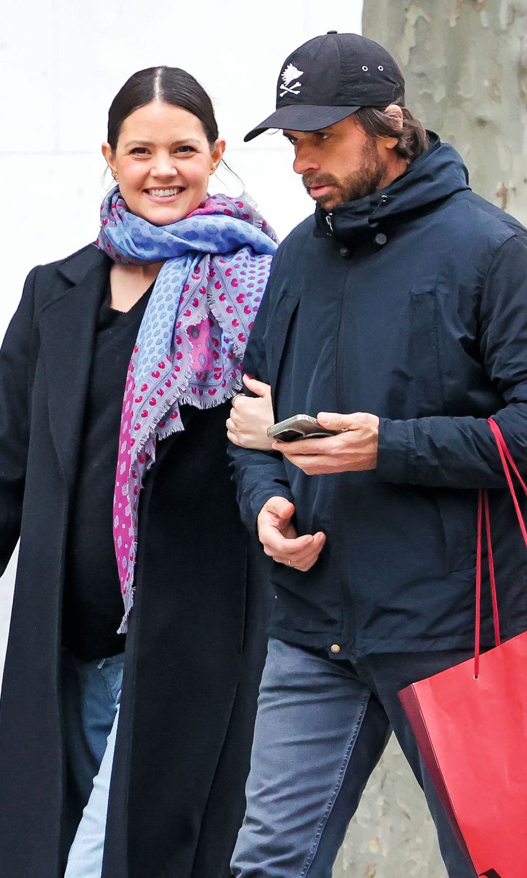 Isabelle Junot y Álvaro Falcó paseando por Madrid