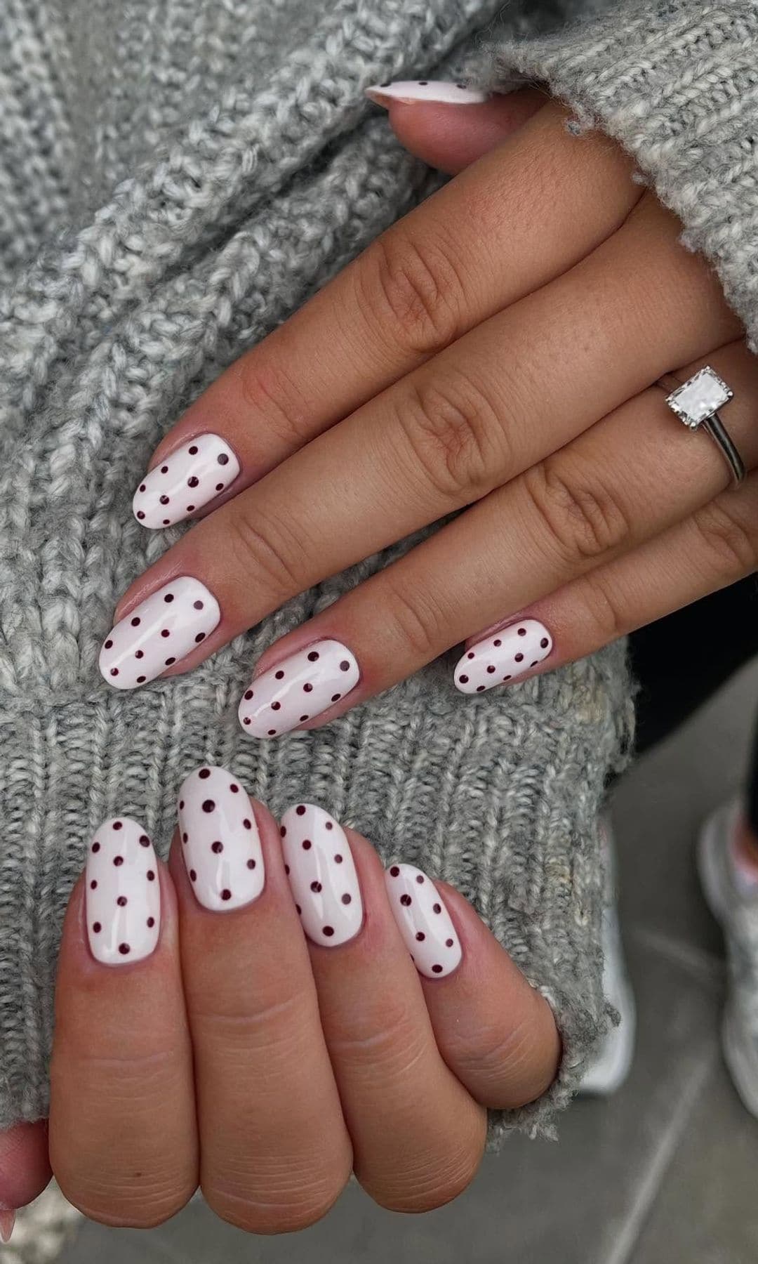 Manicura con lunares