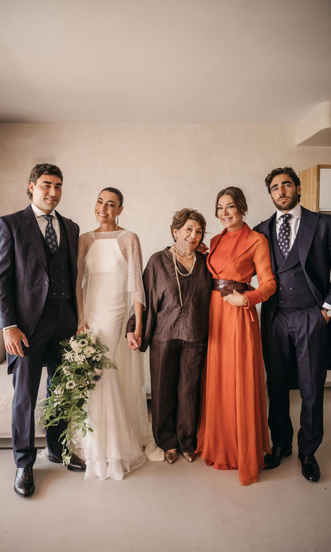 Claudia junto a su madre; sus dos hermanos, Miguel Ángel (izquierda) y Nicolás, y su abuela materna, Amalia Armengou