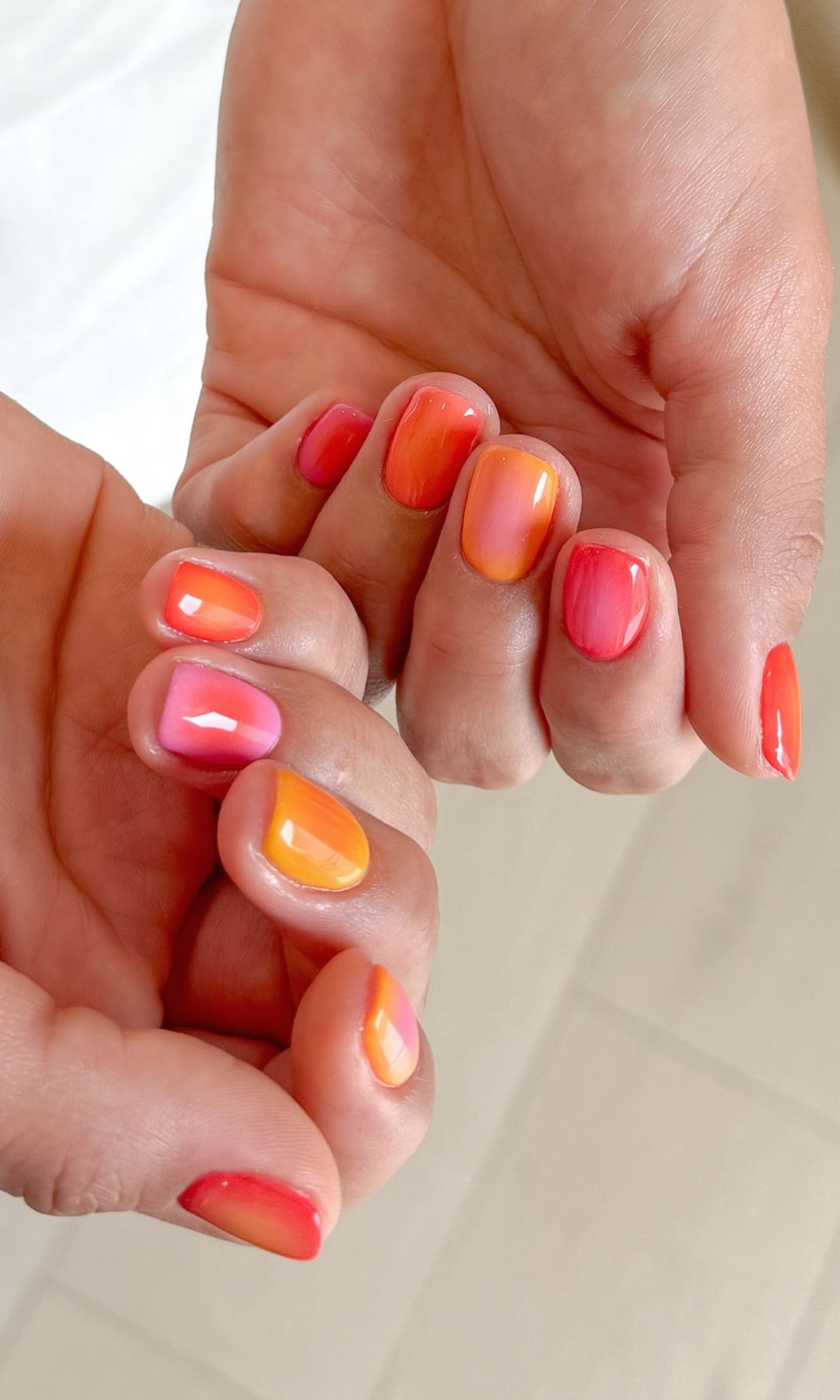 Manicura atardecer con efecto aura
