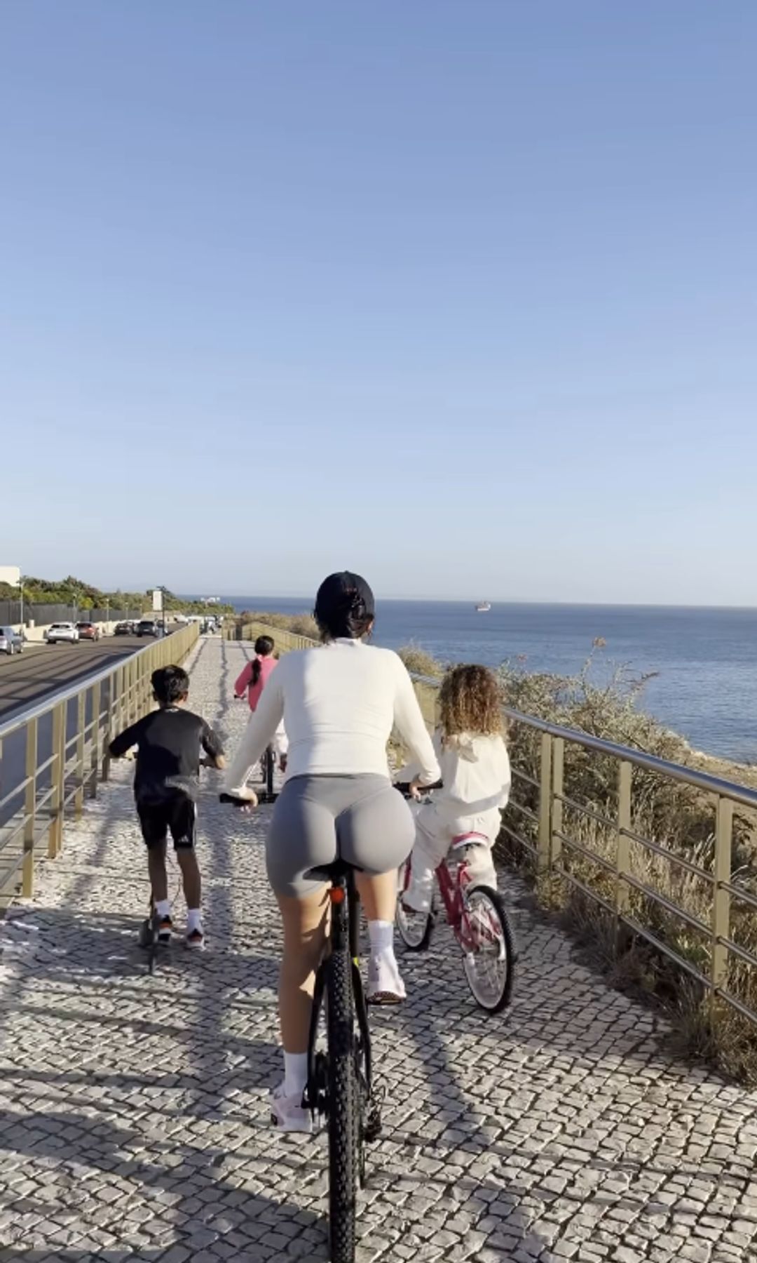 Georgina Rodríguez disfruta de un paseo en bicicleta junto al mar acompañada de los mellizos Eva María y Mateo, nacidos en 2017, y de Alana Martina, también nacida ese mismo año