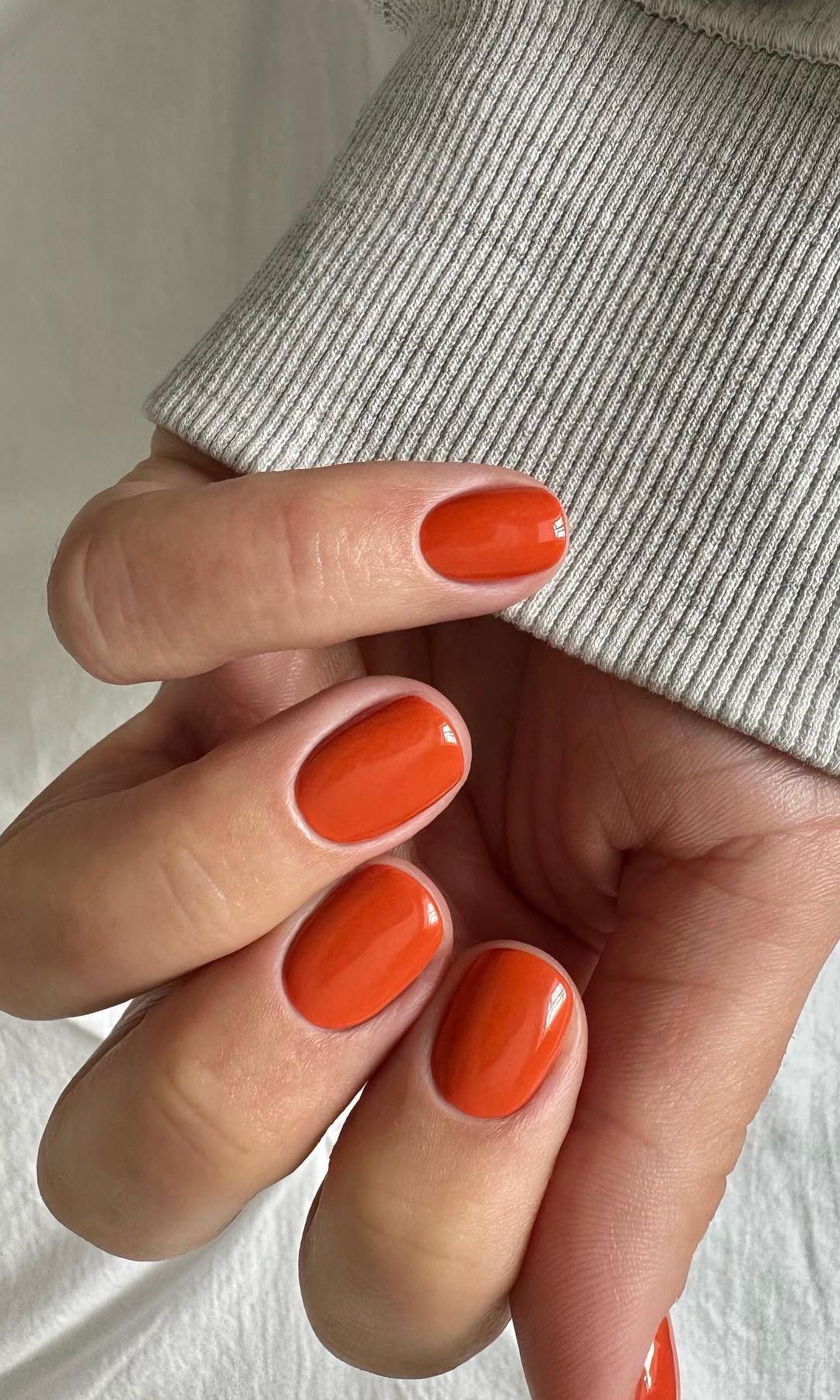 Manicura en color naranja