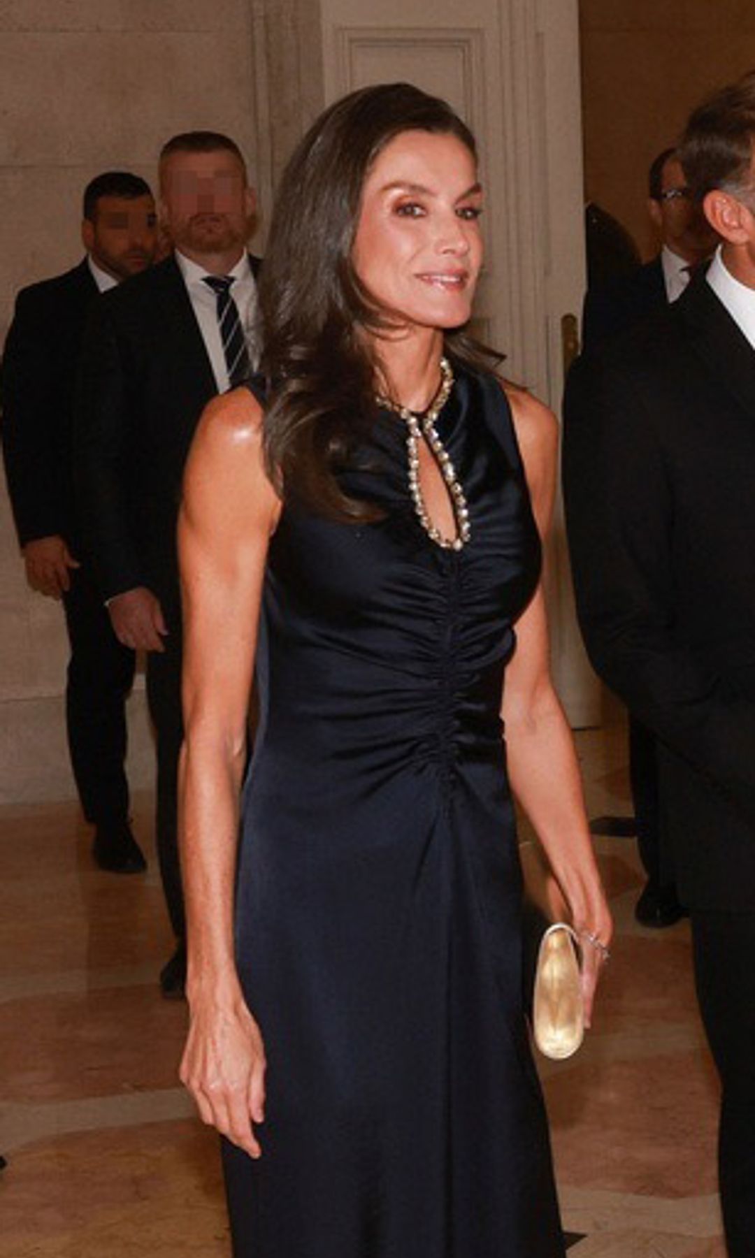 La reina Letizia, refinada elegancia con guiño a Francia para despedir a Emmanuel y Brigitte Macron: un vestido negro con escote lágrima de pedrería