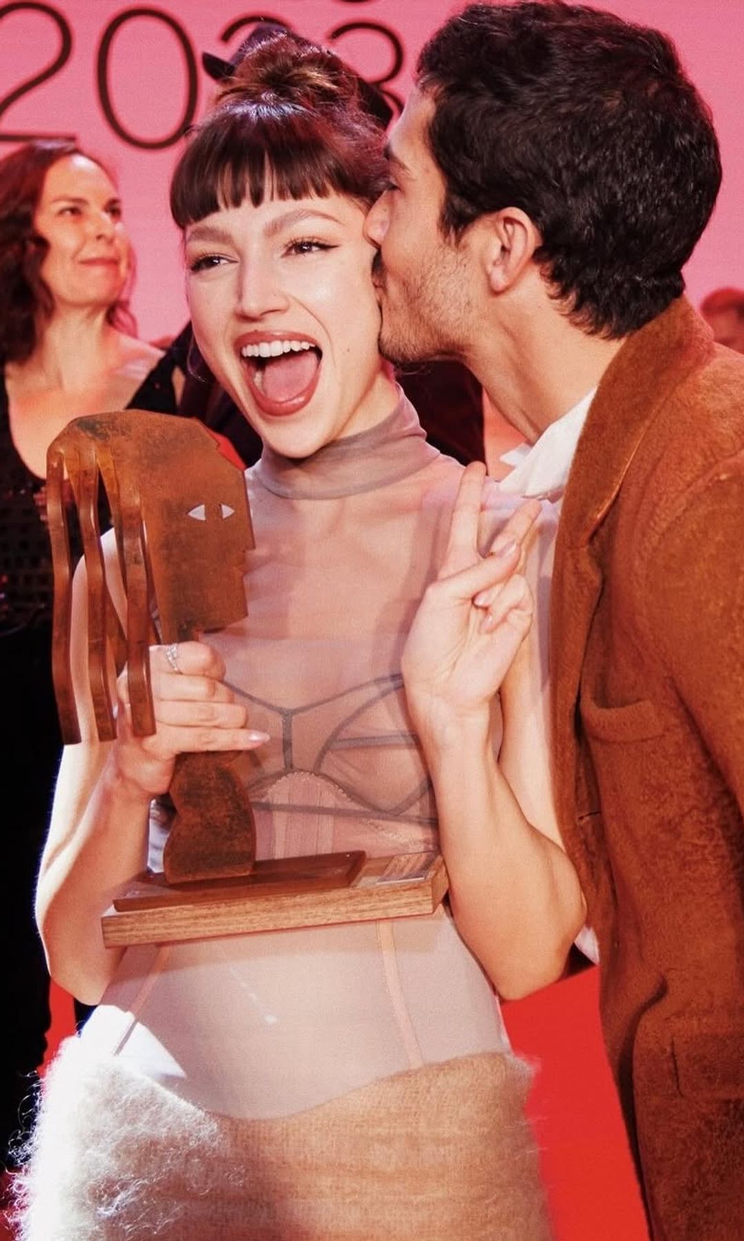 Úrsula Corberó con flequillo recto corto y pulido en un evento junto a Chino Darín