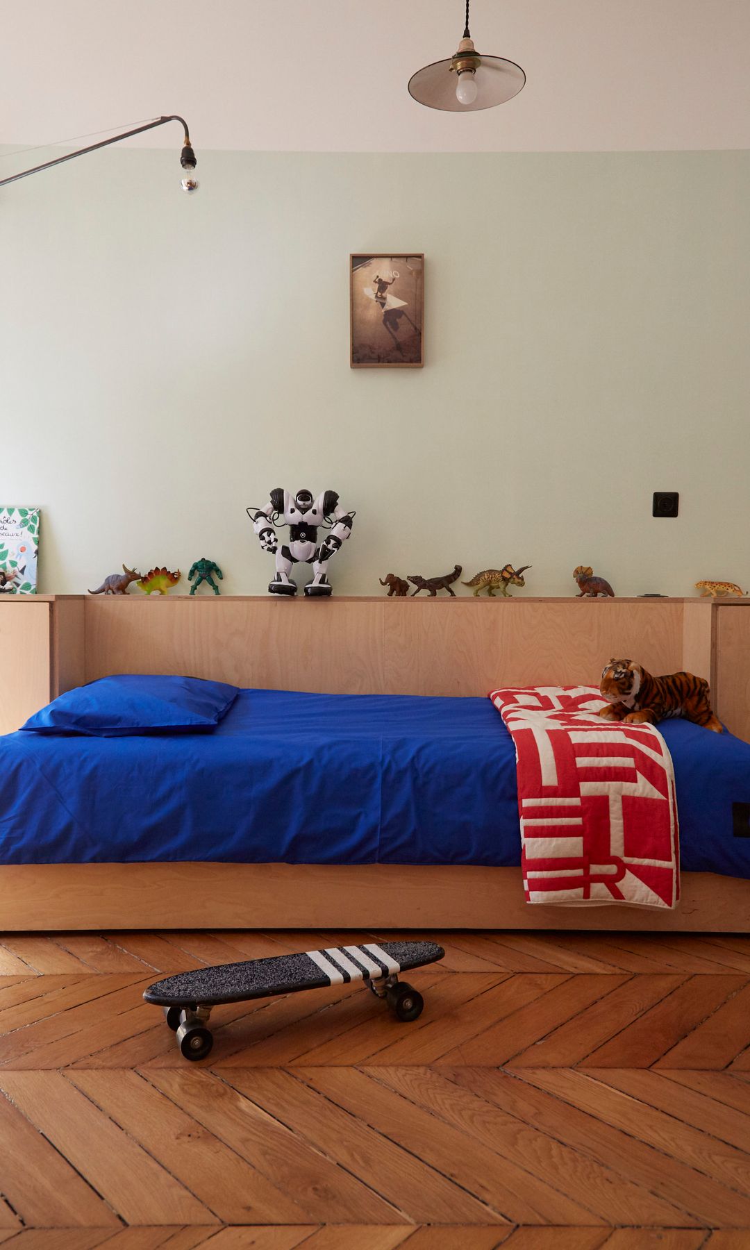 Habitación juvenil con cama nido enmarcada en mueble de madera a medida