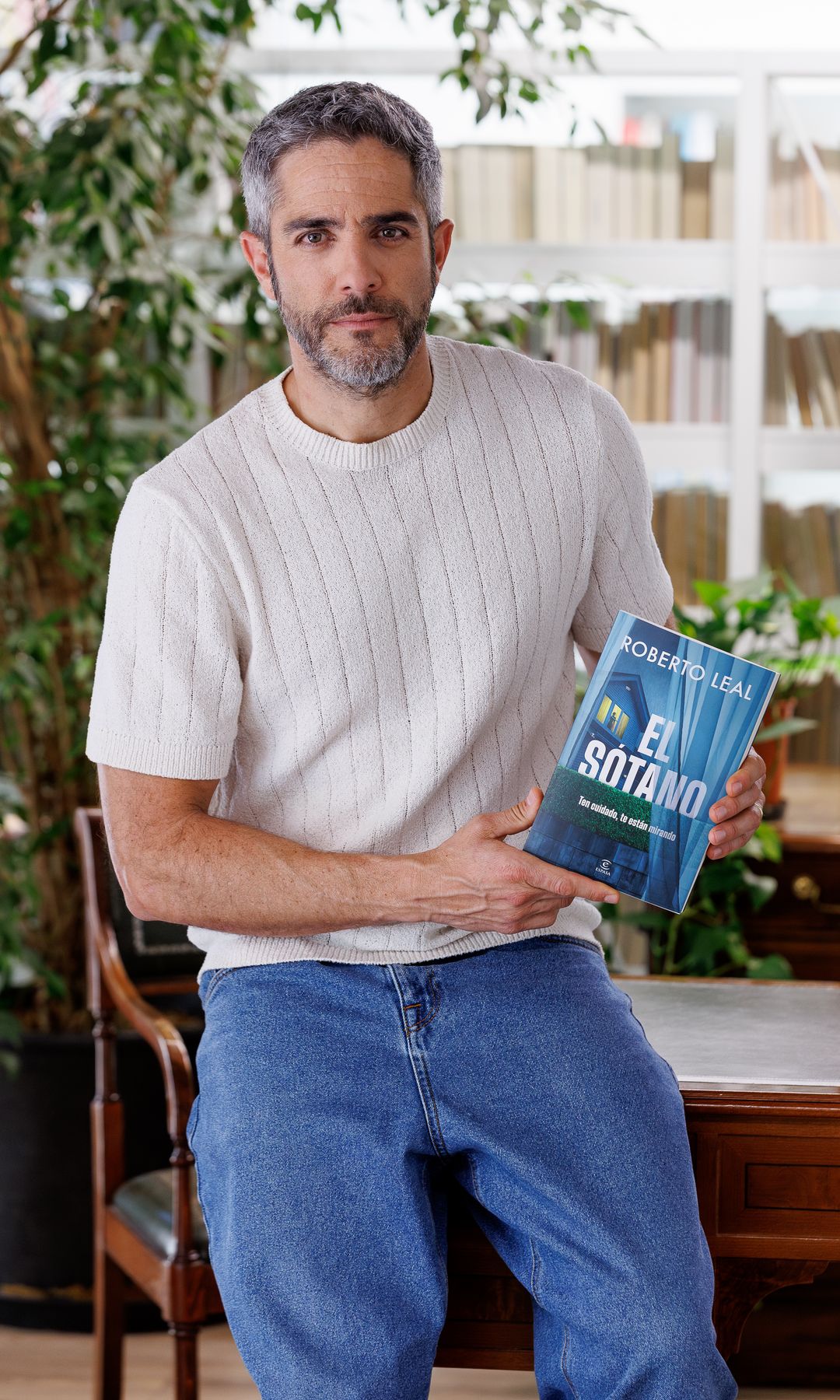 Roberto Leal junto a su novela el 'El sótano'