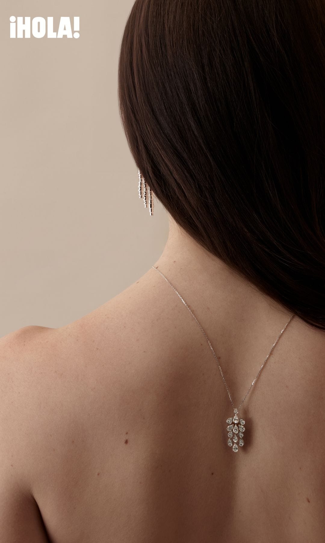 Collar Pluie de Cartier, una delicada creación en oro blanco, engastada con seis diamantes talla pera y catorce diamantes talla brillante que capturan la luz con cada movimiento.