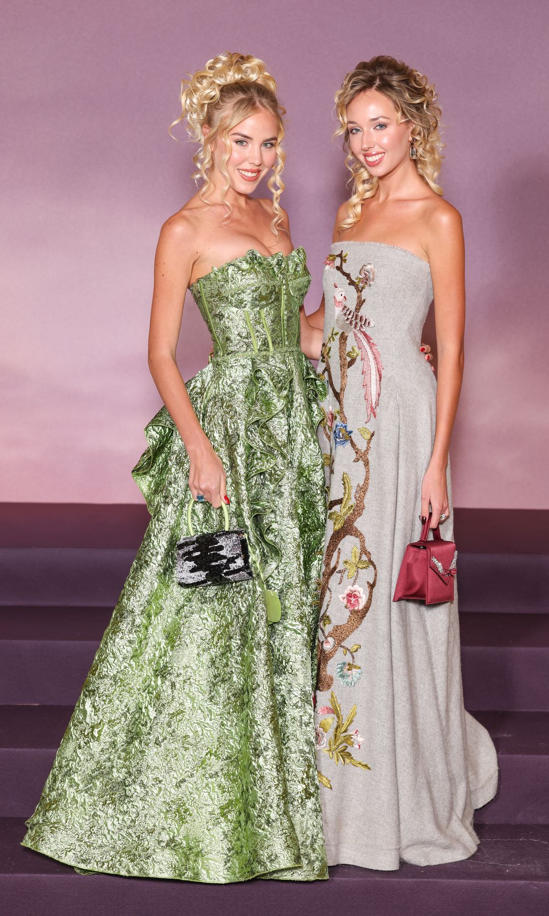 No, no es un retrato del Louvre: son las princesas María Carolina y Chiara de Borbón-Dos Sicilias al más puro estilo Bridgerton en París