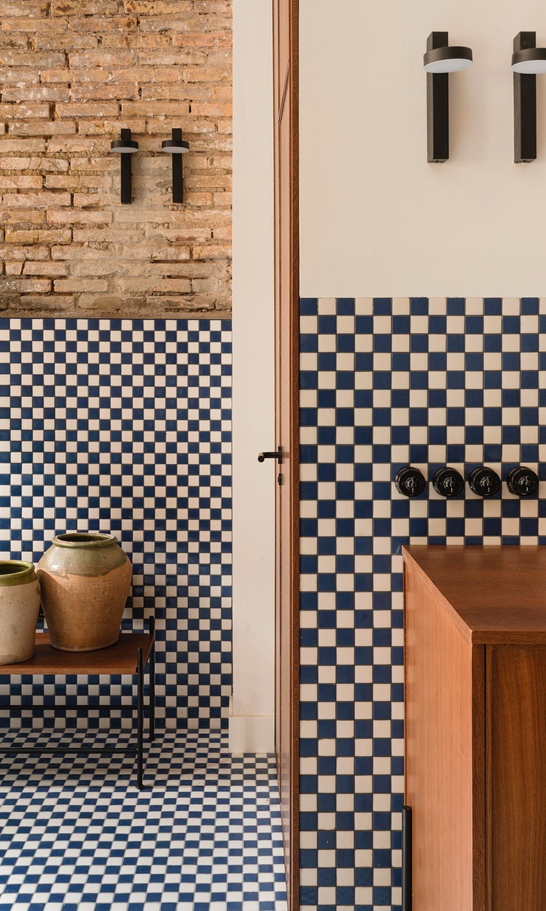 Cocina con azulejos en la pared