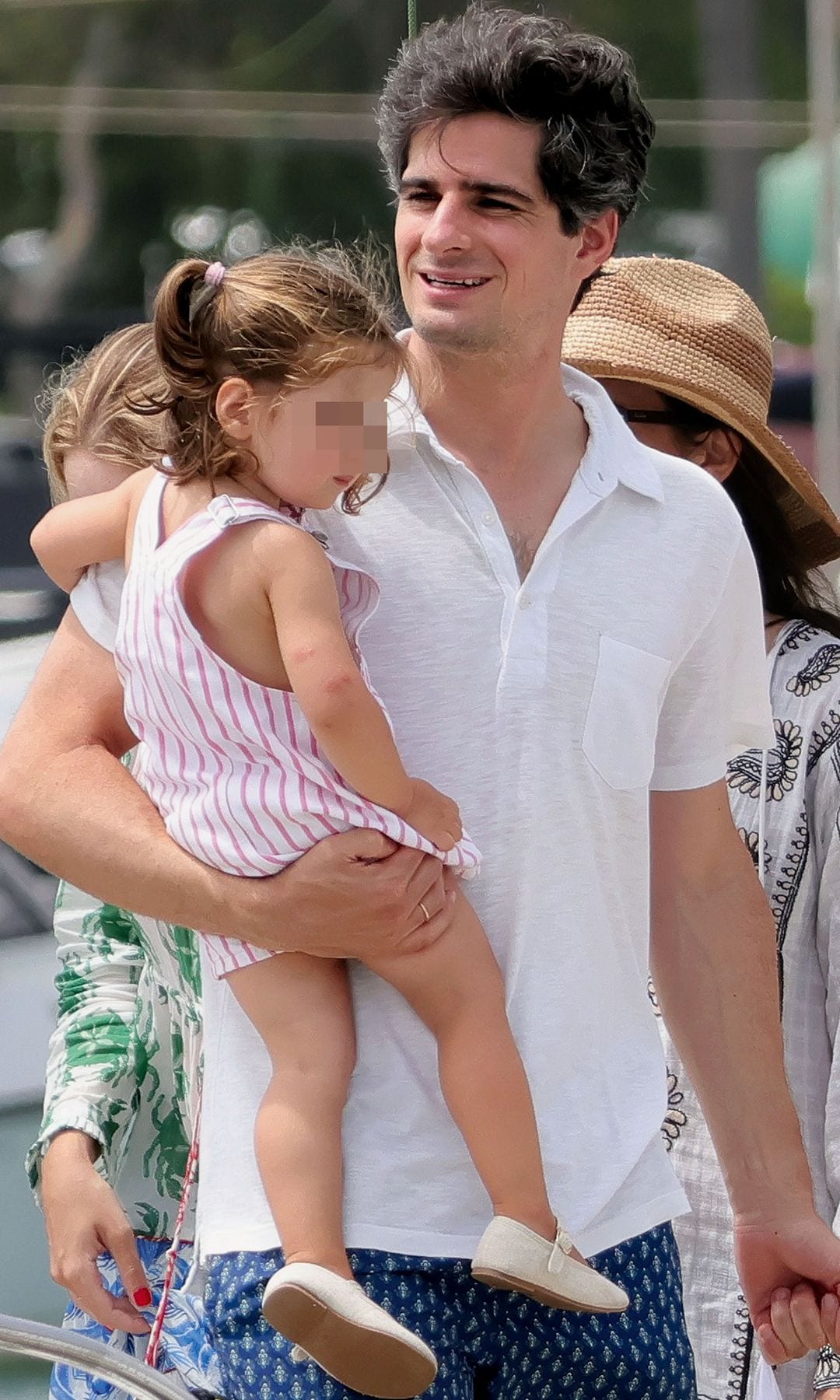 Fernando Fitz-James Stuart con su hija pequeña, Sofía, de dos años
