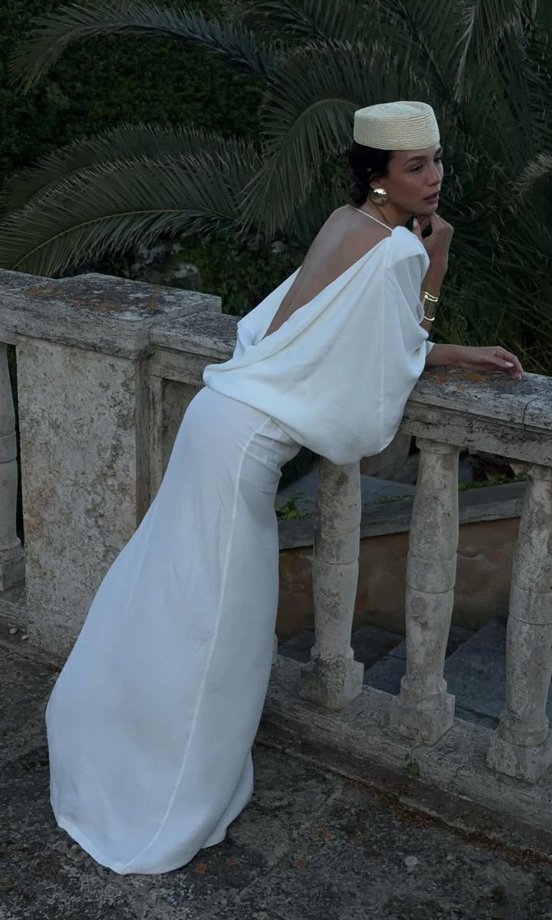 Influencer con vestido blanco y tocado