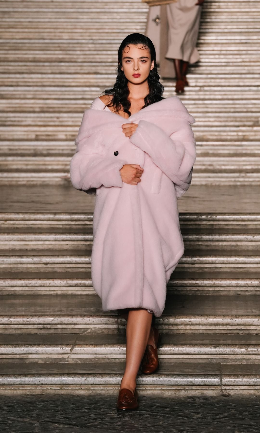 Deva Cassel desfilando para Max Mara Cruise 2025