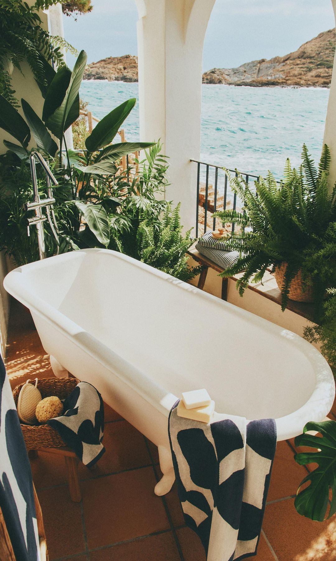 Bañera retro en la terraza, rodeada de plantas