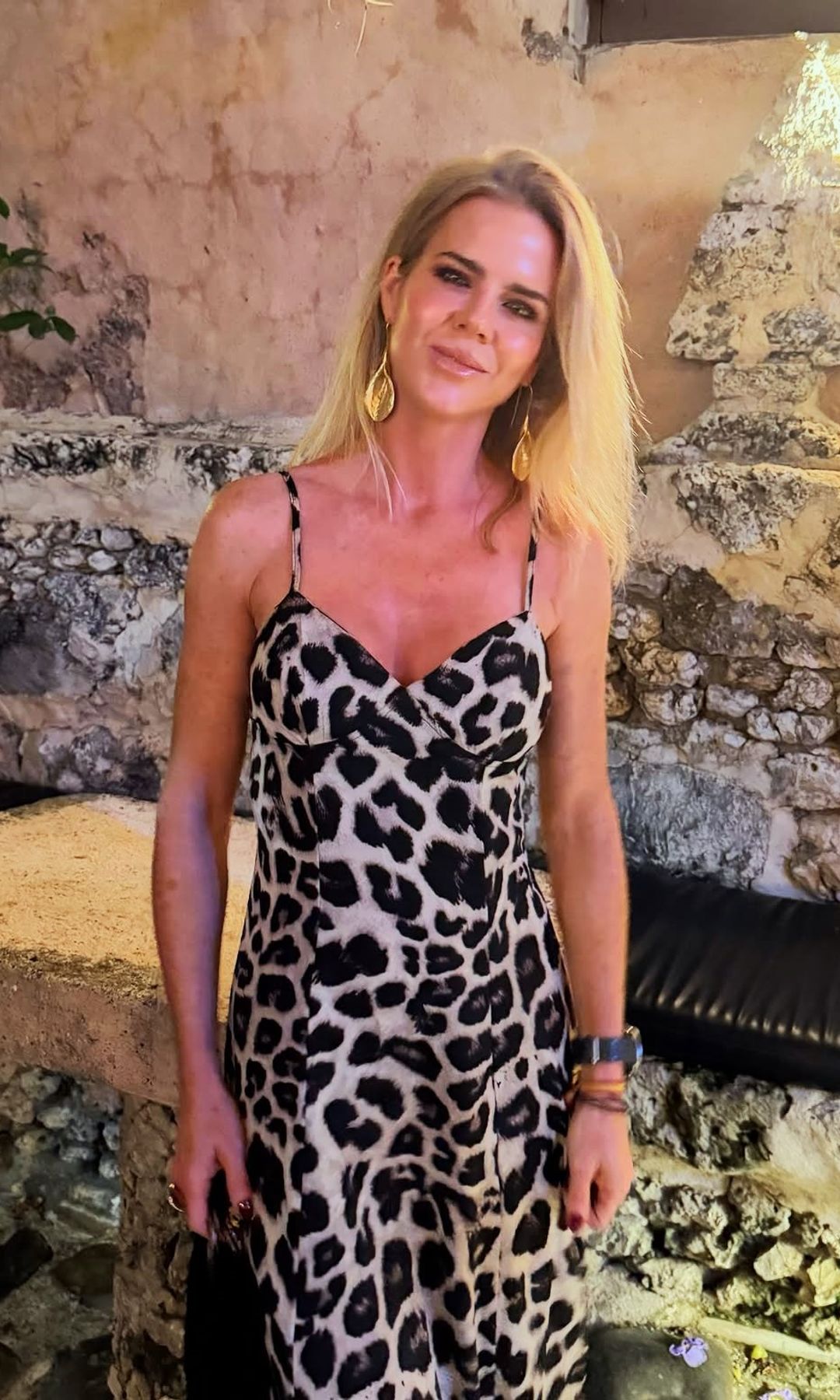 Amelia Bono tiene el vestido perfecto para los días más calurosos de Madrid: un diseño de leopardo que ya llevó en el Caribe