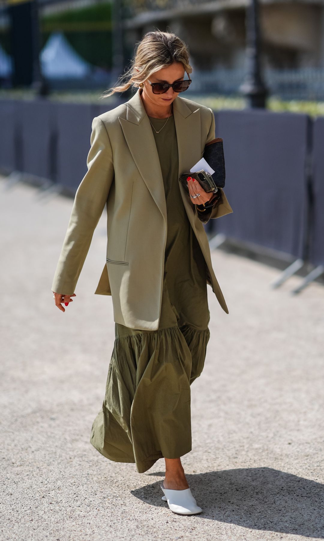 Street Style Paris Alta Costura: invitada con tacón bajo